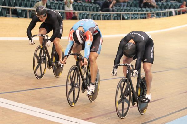 Matthew Glaetzer (AUS) on the left edges local star Eddie Dawkins in the men's keirin final.